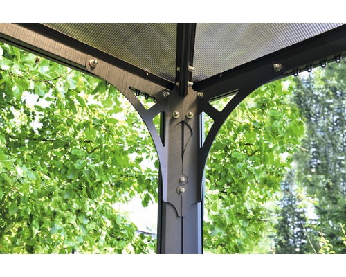 Vue détaillée d''une construction de pavillon en métal et plastique