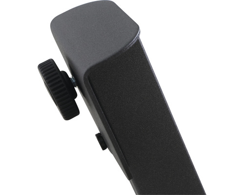 Detailaufnahme eines Metallbeins mit Verstellschraube für ein Möbelstück