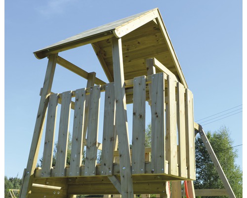 Vue détaillée d''une tour de jeux en bois avec toit et rambarde