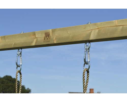 Poutre en bois avec mousquetons et suspension par corde pour une balançoire