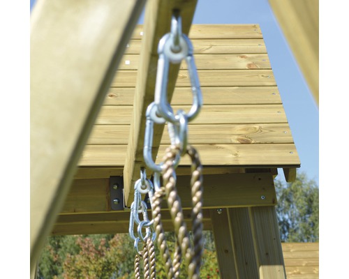 Vue détaillée d''une tour de jeux en bois avec des cordes et des mousquetons