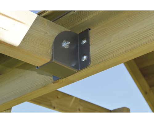 Vue détaillée d''une pièce d''angle métallique fixée sur des poutres en bois