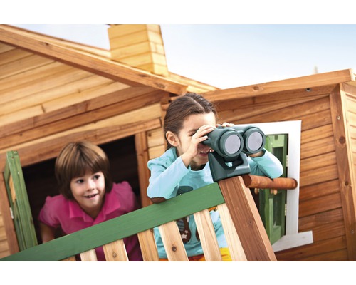 Deux enfants jouent dans une cabane, l''un utilise des jumelles
