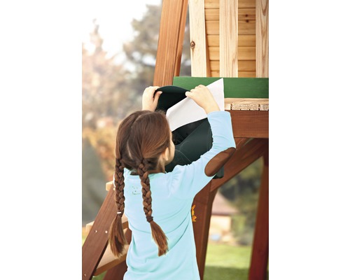 Fille glissant une lettre dans la boîte aux lettres de la tour de jeux