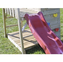 Detailansicht eines Spielturms mit Rutsche und Kletterwand aus Holz