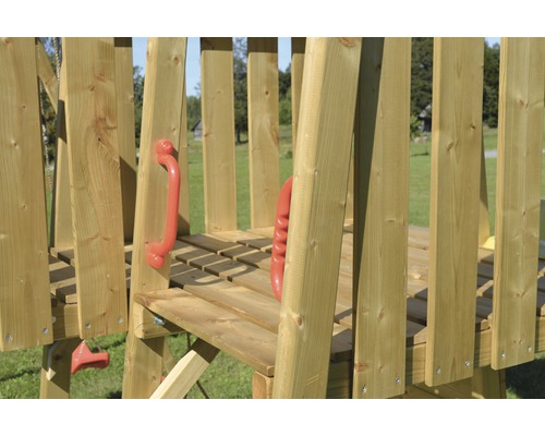 Detailansicht eines Spielturms aus Holz mit roten Griffen.