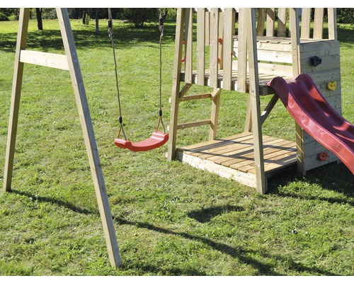 Aire de jeux avec balançoire, mur d''escalade et toboggan en bois dans le jardin.