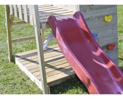 Vue détaillée d''une tour de jeu avec toboggan rouge et mur d''escalade