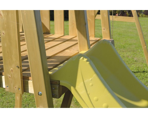 Vue détaillée d''un toboggan pour enfants en bois avec toboggan en plastique jaune.
