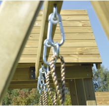 Vue détaillée d''une aire de jeux avec des cordes et des mousquetons