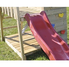 Vue détaillée d''une tour de jeu avec toboggan et mur d''escalade