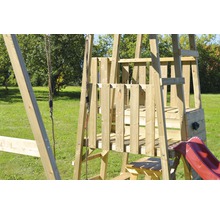 Vue détaillée d''une tour de jeux en bois avec balançoire et toboggan pour le jardin.