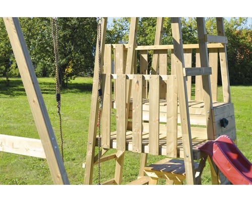 Vue détaillée d''une tour de jeux en bois avec balançoire et toboggan pour le jardin.