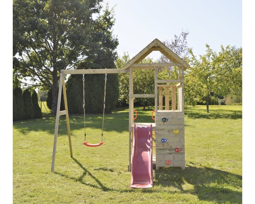 Tour de jeux en bois avec balançoire, toboggan et mur d''escalade dans le jardin