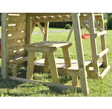 Vue détaillée d''une tour de jeu avec table en bois et bancs pour enfants