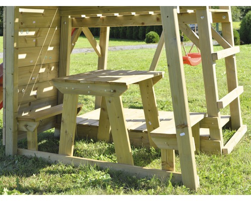 Vue détaillée d''une tour de jeu avec table en bois et bancs pour enfants