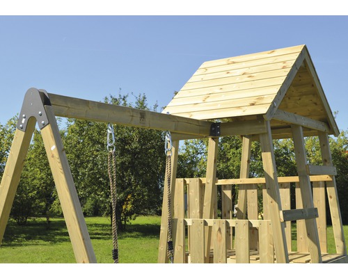 Vue détaillée d''une tour de jeux en bois avec balançoire
