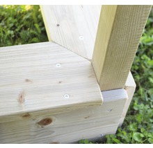 Detailansicht einer Holzkonstruktion mit Schrauben