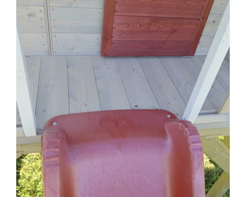 Detailansicht einer Kinderrutsche am Spielhaus