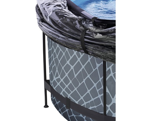 Vue détaillée d''une piscine tubulaire avec couverture d''hiver.