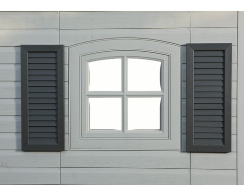 Fenster mit Fensterläden an einem Haus