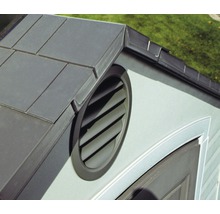 Vue détaillée d''un toit avec des tuiles et une grille de ventilation ronde.