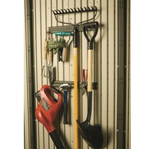 Outils de jardin suspendus à un mur à outils