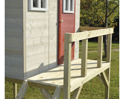 Detailansicht eines Holzspielhauses mit roter Tür und kleinem Balkon