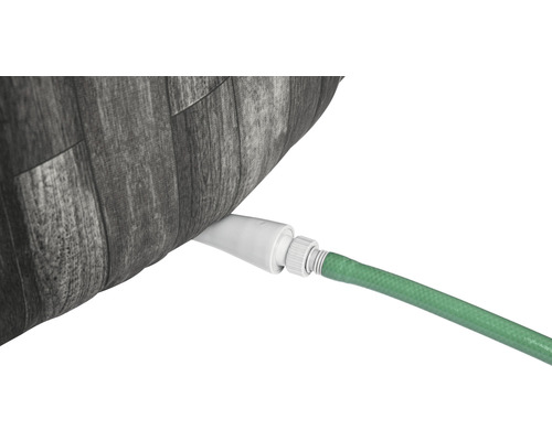 Gartenschlauch verbunden mit einem IBC Container