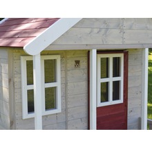 Vue détaillée d''une cabane en bois avec fenêtres et porte en bois