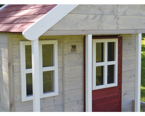 Vue détaillée d''une cabane en bois avec fenêtres et porte en bois