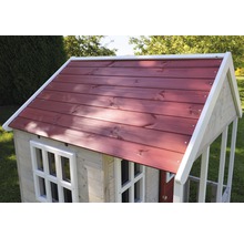 Vue détaillée d''une cabane de jeu avec des fenêtres et un toit en bois