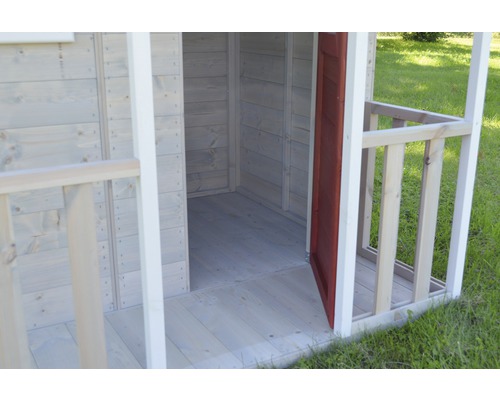 Vue détaillée d''une cabane de jardin en bois avec porte ouverte et petit auvent