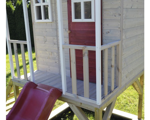 Maisonnette en bois avec toboggan et fenêtres