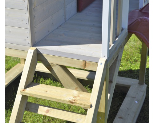 Vue détaillée d''une cabane de jeu avec un escalier en bois et un toboggan