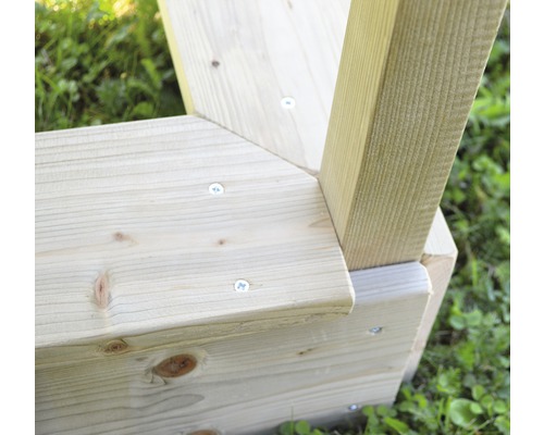Vue détaillée d''un élément de construction en bois fixé par des vis