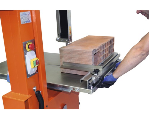 Bandsäge beim Schneiden eines Ziegelsteins