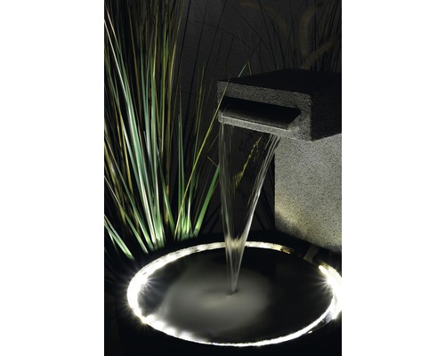 Fontaine de jardin avec cascade et éclairage