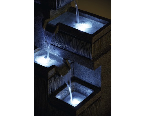 Dekorativer Zimmerbrunnen mit Wasserspiel und Beleuchtung.