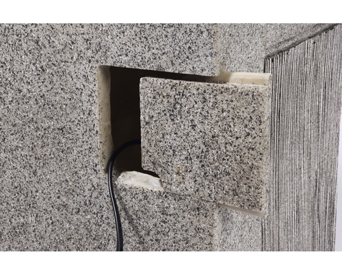 Detailansicht eines Betonbauelements mit Aussparung für ein Kabel