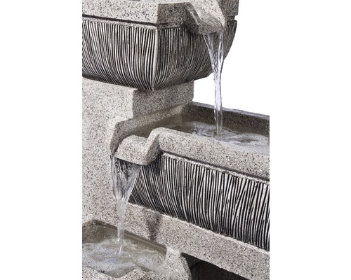 Mehrstufiger Brunnen mit Wasserkaskade