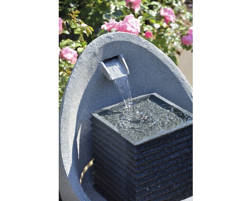 Fontaine de jardin en pierre avec jet d''eau