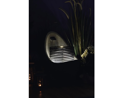 Fontaine de jardin décorative avec éclairage et plantes