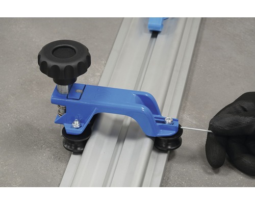 Detailansicht eines Fliesenschneiders im Einsatz mit Fliesenschiene