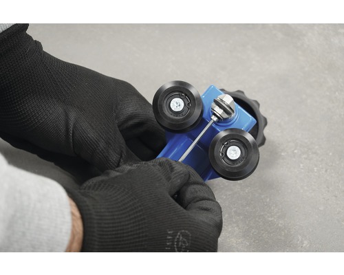 Anwender justiert Werkzeug auf Rollen mit Sechskantschlüssel