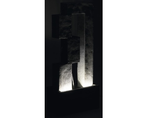 Dekorative Zimmerbrunnen mit rechteckigen Formen und Beleuchtung.