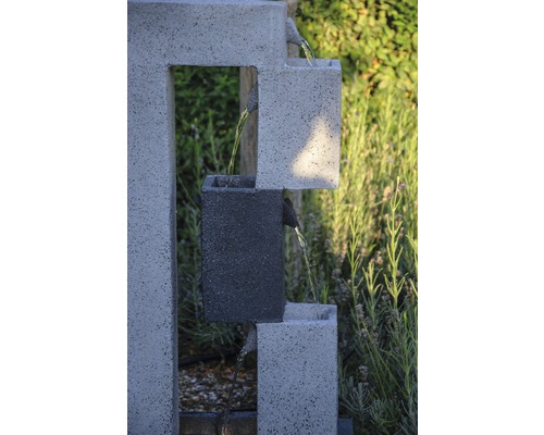 Dekorativer Gartenbrunnen aus Stein mit Wasserkaskade