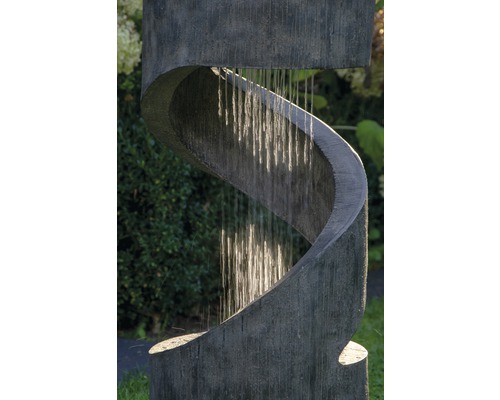 Gartenbrunnen in Spiralform mit Wasser