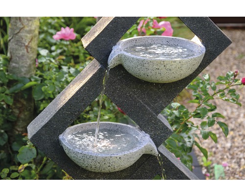 Fontaine de jardin décorative avec deux vasques et un design géométrique