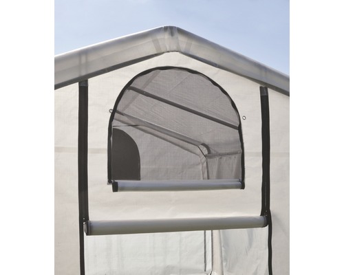 Vue détaillée d''une serre avec fenêtre et store pour la ventilation.